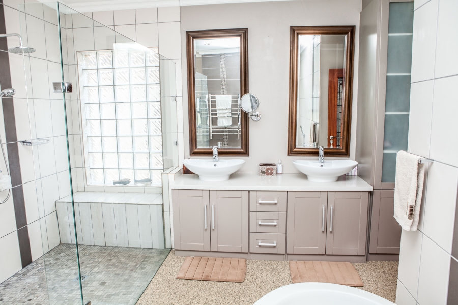 5 Bedroom Property for Sale in The Coves North West